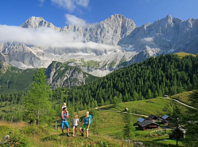 Familie beim Wandern © Schladming-Dachstein_Herbert Raffalt