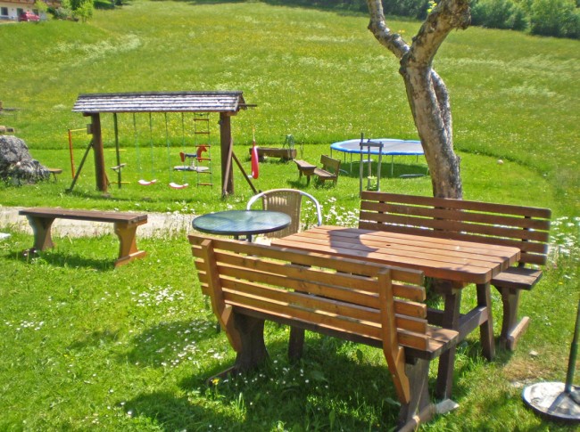 Großer Garten mit Spielplatz