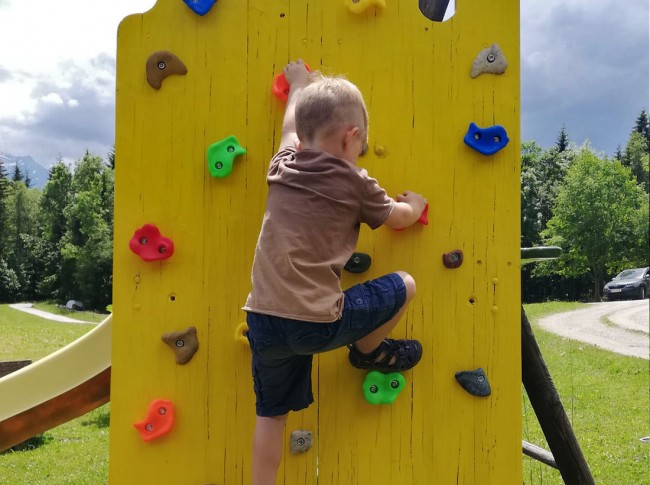 Spielplatz mit Kletterwand