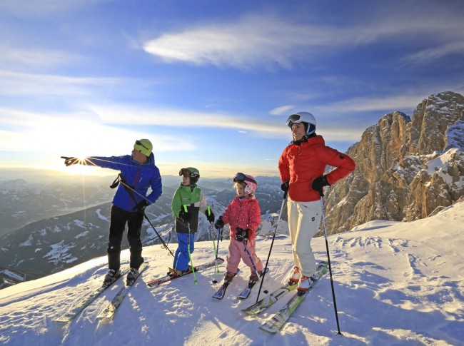 Familie beim Skifahren am Dachstein © Herbert Raffalt